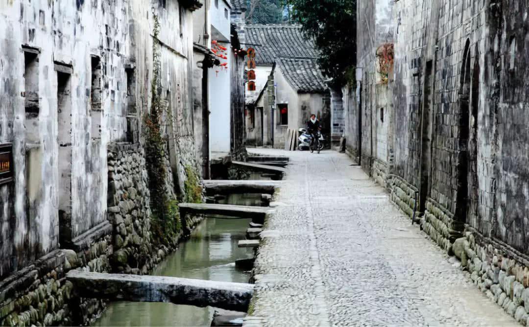 逃离昏暗下的小村